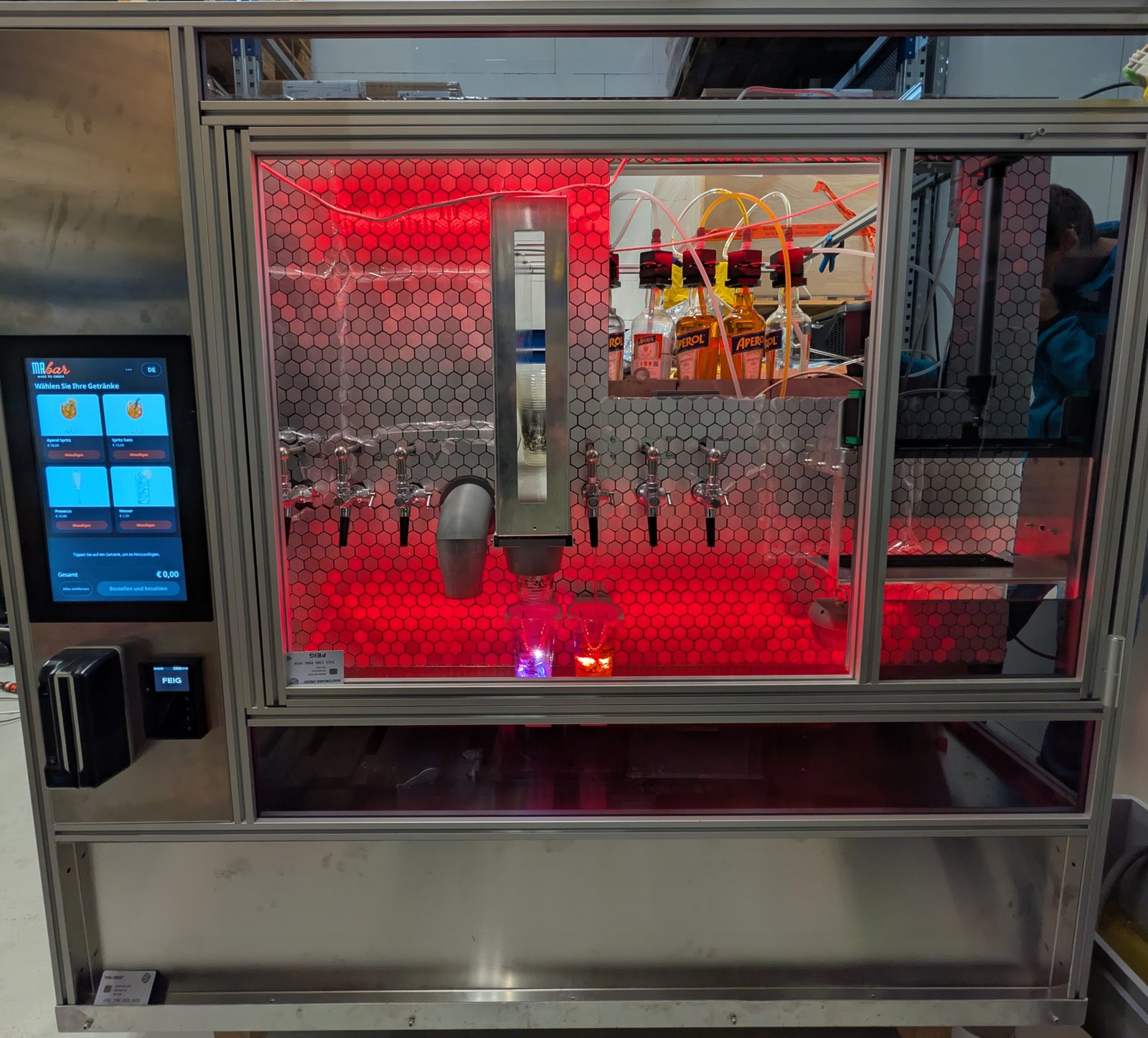 Mr. Bar Prototyp mit Touchscreen, Zapfhähnen und Flaschen